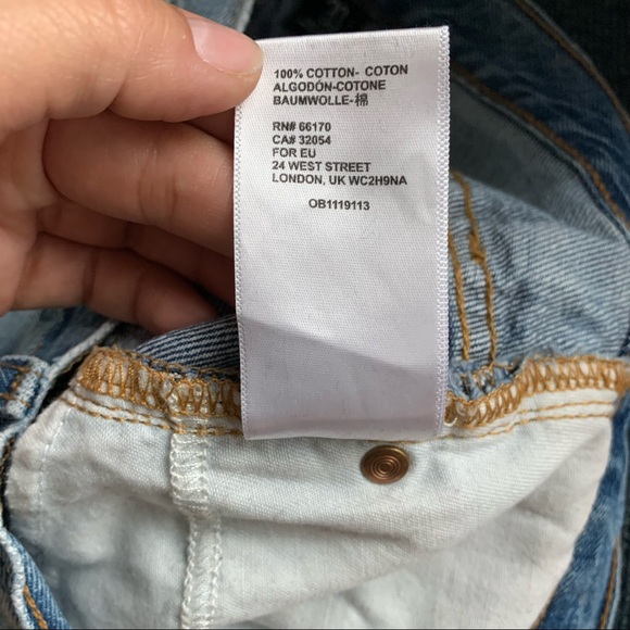 SOLD ON DEPOP - UO BDG Mom Jean High Waisted Jean Shorts - Size 30 - Picture 9 of 9